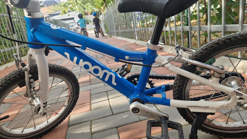 Bicicleta Woom 2 albastra cu cric