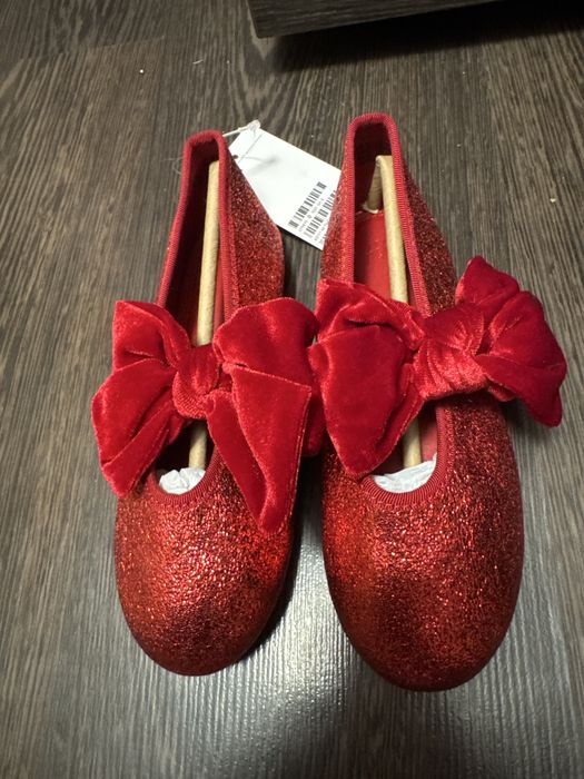 Pantofi roșii pentru fete – noi, cu etichetă