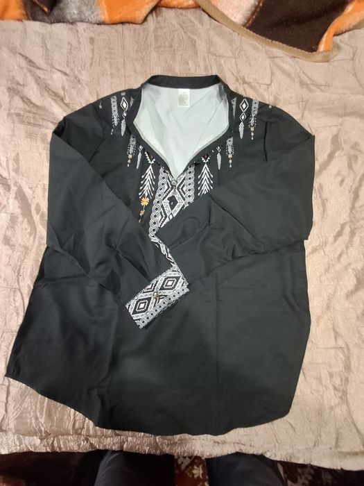 Риза със щамповани шевици