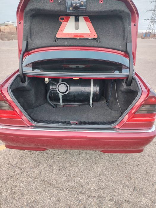 Автомобиль мерседес