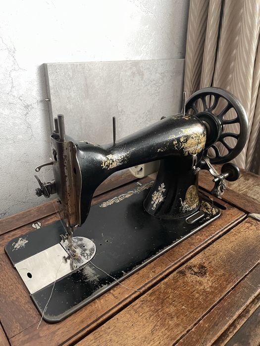Винтажная швейная машина Singer + деревянный стол (под реставрацию)