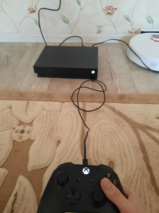 Приставка игровая XBOX One X 1тб.