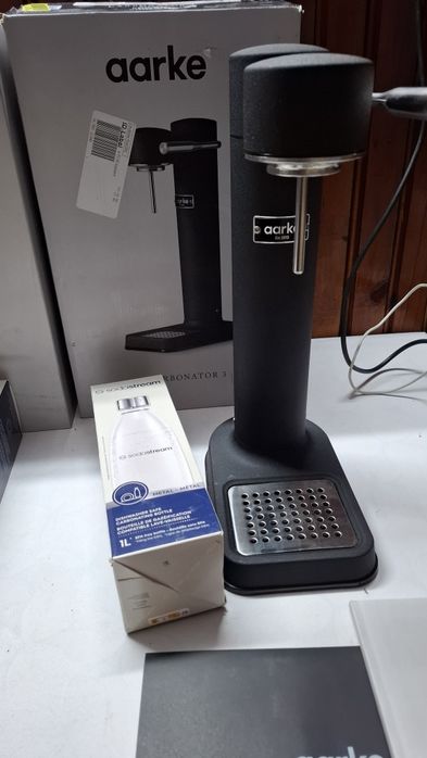 Машина за газирана вода Aarke Carbonator 3,стомана и матово черно.