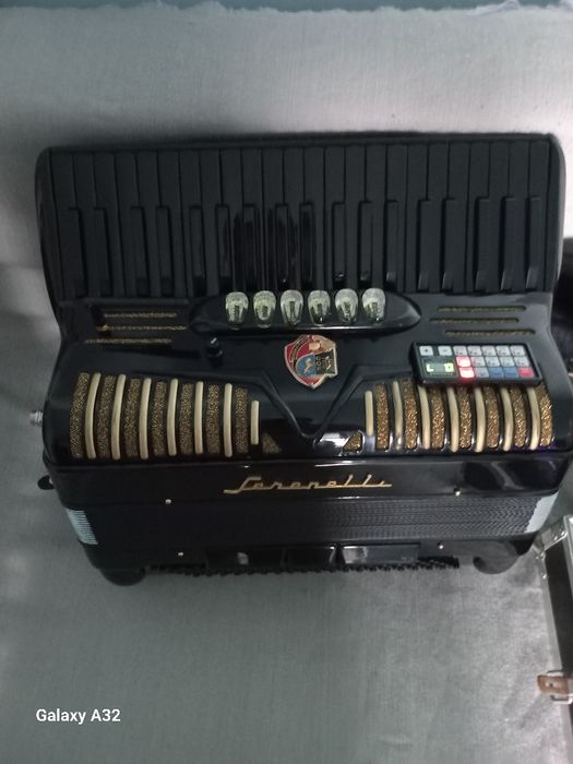 Vînd acordeon cu midi cu greutatea de 5kg cu cel mai nou sitem midii cu telecomanda verde cu wireless