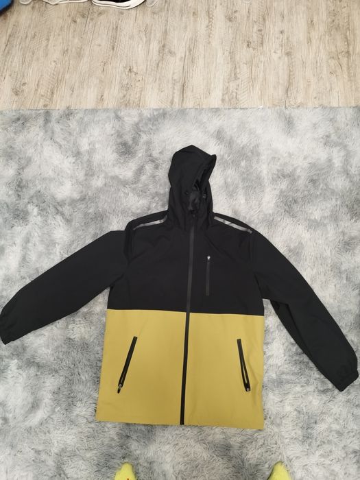 Ветровка с капюшоном