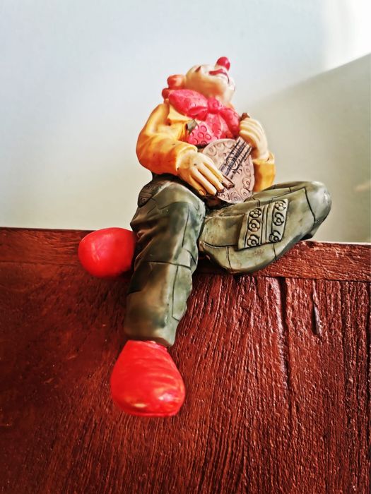 Антикварен винтидж клуон палячо шут музикант седнал с китара фигура