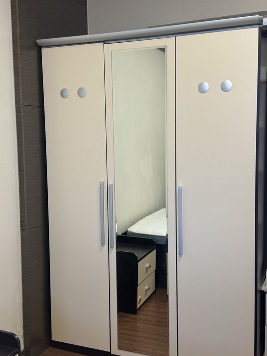 кровать, шкаф и письменный стол