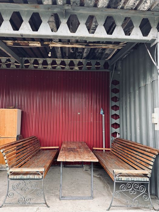 Деревянные скамейки