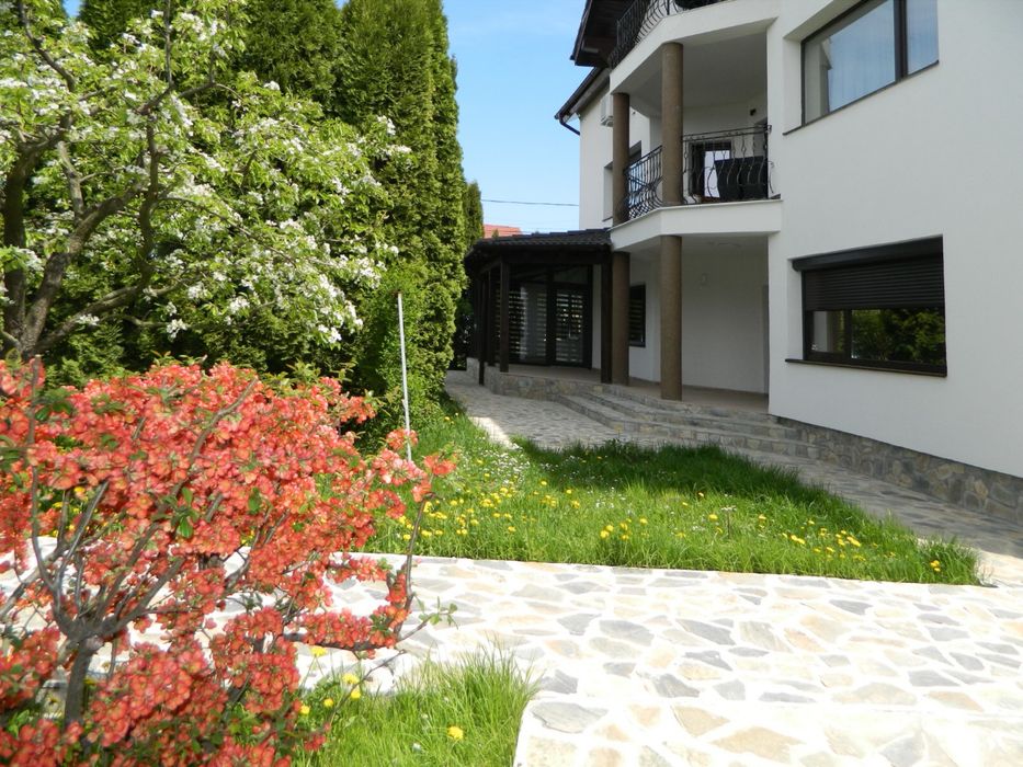 Apartament in vila cu teren propriu