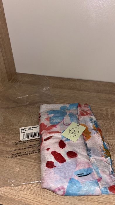 Accesoriu nou nou - eșarfă Prada