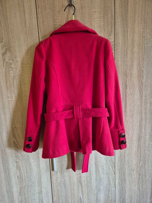 Червено късо палто с колан размер М
