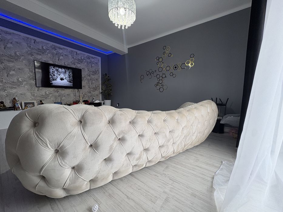 Vand canapea Chesterfield fixa /  alb perlat