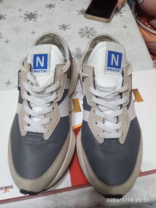 Кроссовки женские 37размер.