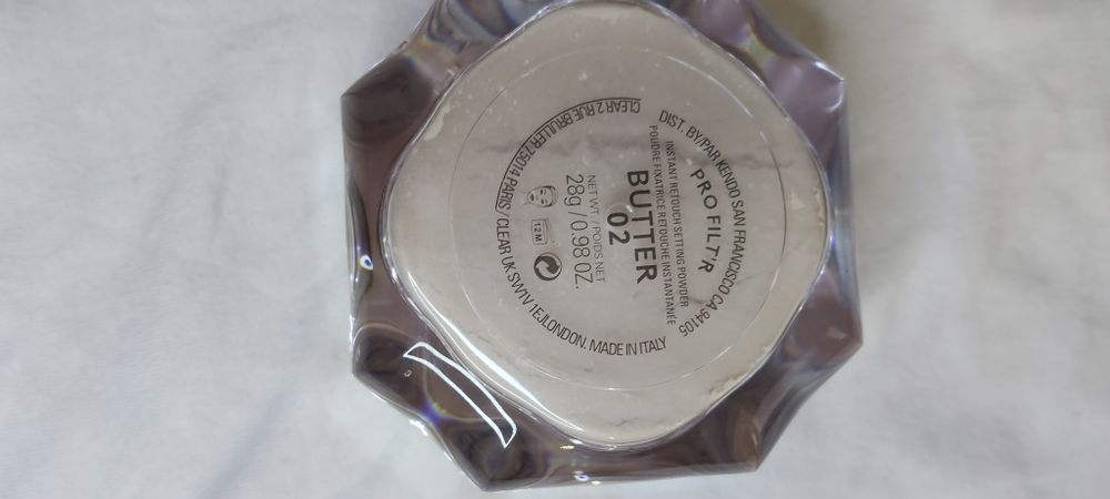 Pudra de fixare Fenty Beauty by Rihanna Pro Filt'r Instant Retouch.