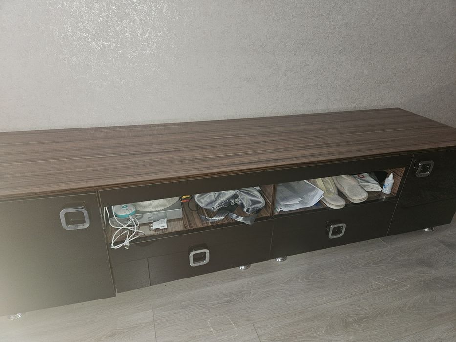 Тв тумба, б/у в хорошем состоянии,  дверцы с доводчиками