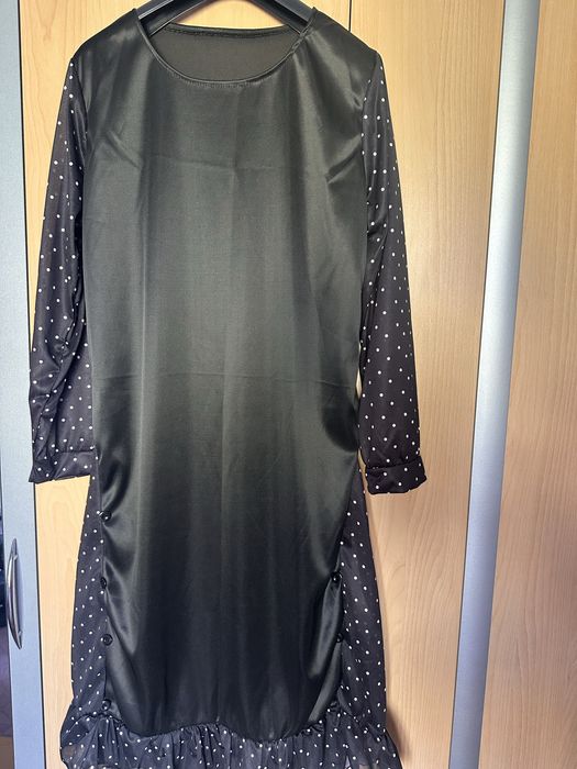 Черна сатенена рокля