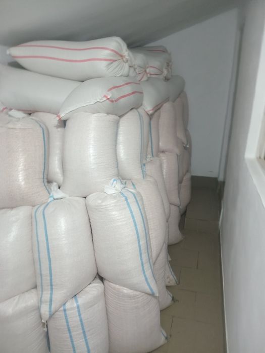 Porumb și grîu ,la saci de 40 kg 65 lei .