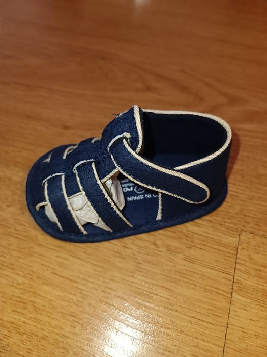 Сандали за новородено