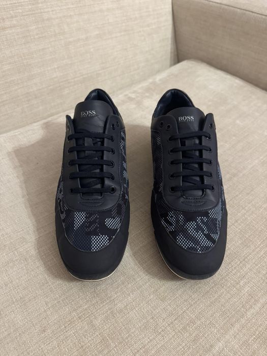 Мъжки обувки BOSS с десен на тях
