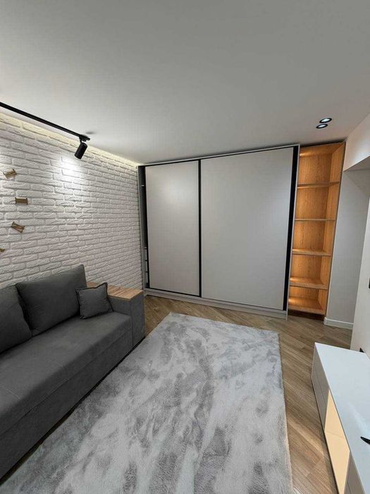 Срочно Продам 1ну комн/5/5 Метро БИЙ (М. Горький) Евро квартира.2*