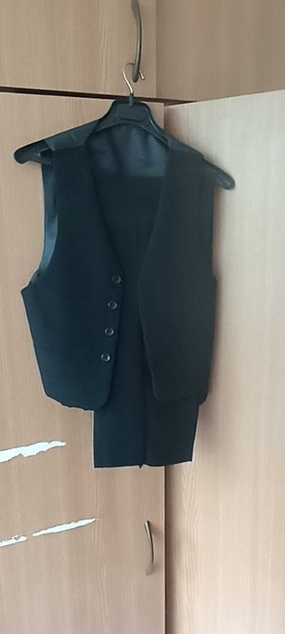 Vând costum negru de băieți 12-14 ani