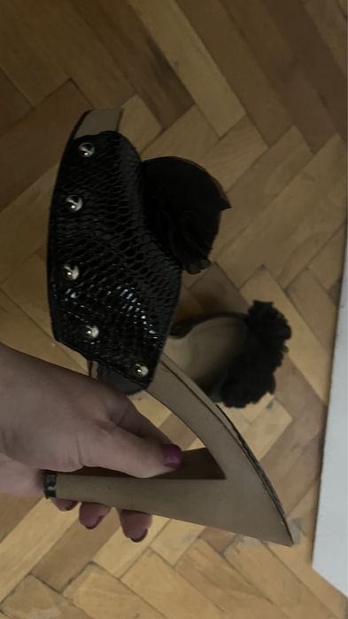 Чехли на висок ток