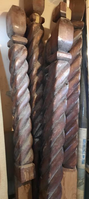 Stâlpi de lemn sculptati