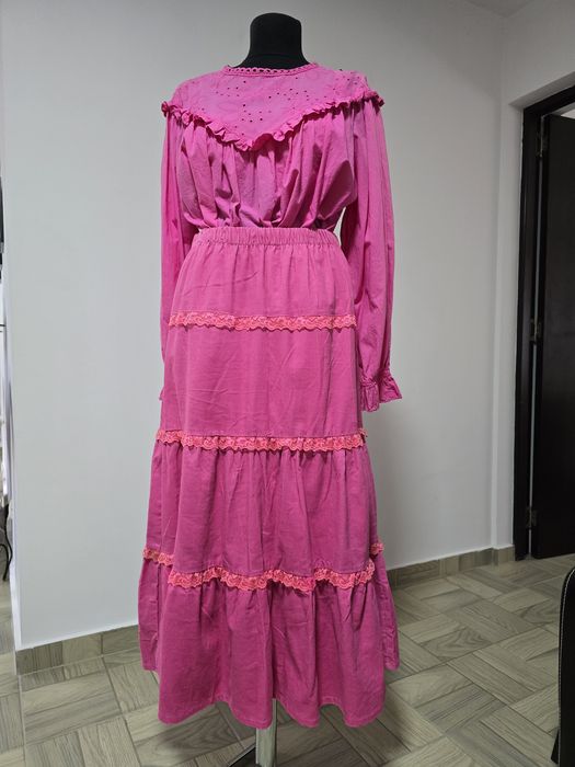 Fusta fucsia din raiat cu volane feminine si dantela