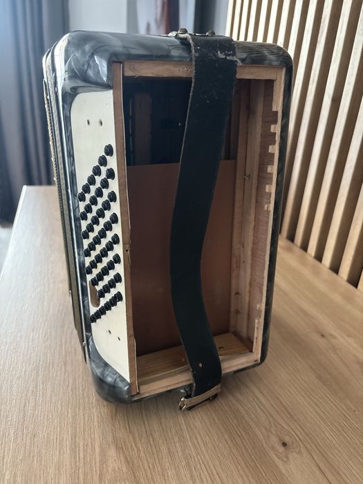 Acordeon Hohner concerto 1 cu 48 de basi pentru piese