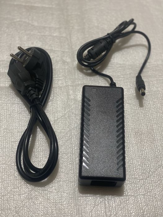 Alimentator Universal AC/DC + Cablu de alimentare inclus
