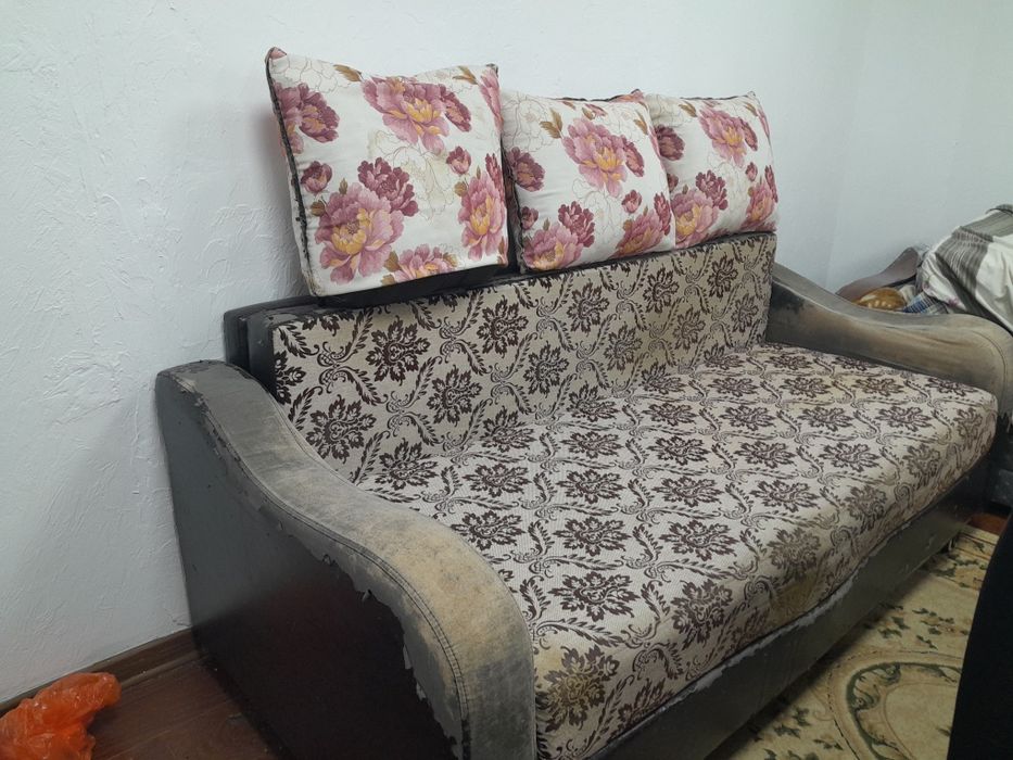 Продам срочно диван на 4 колёсах. Самовывоз