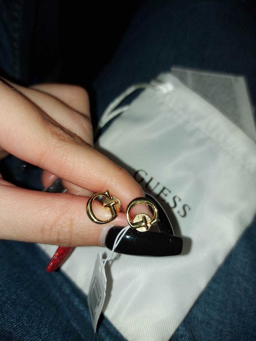 Продават се обеци нови на марката Guess  цената им е 65лв.