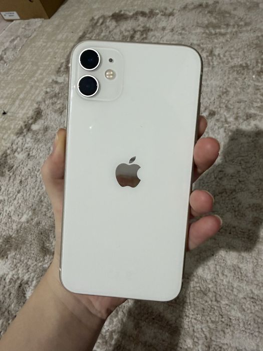 Продам белый  Айфон 11