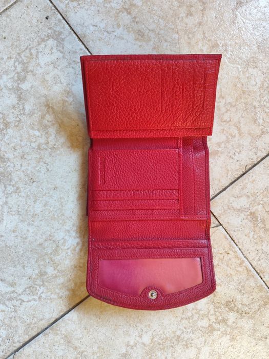 Продавам червено дамско портмоне естествена кожа