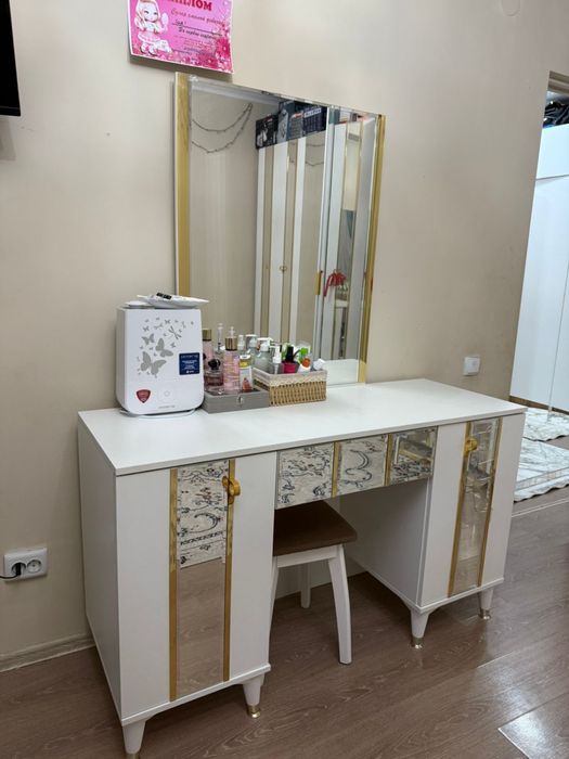 1.шкаф 2.комод 3.кровать