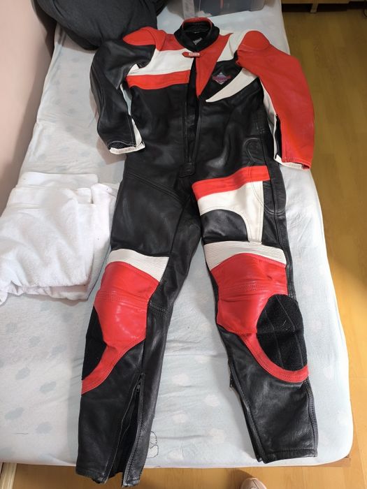 Costum motocicleta din piele
