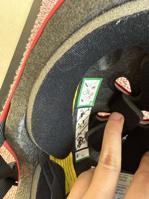 Червена каска за колелр