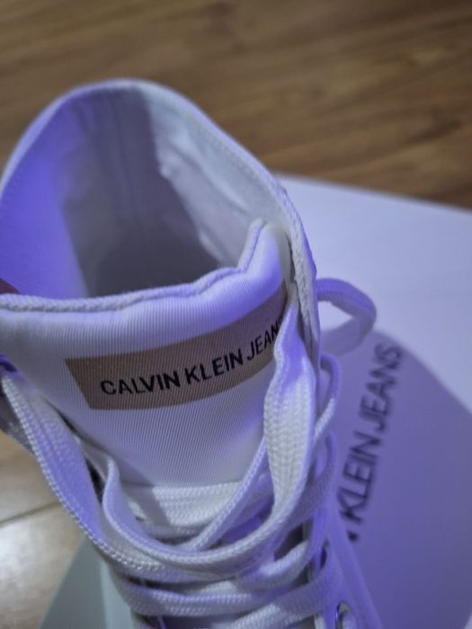 Tenesi Calvin Klein nou