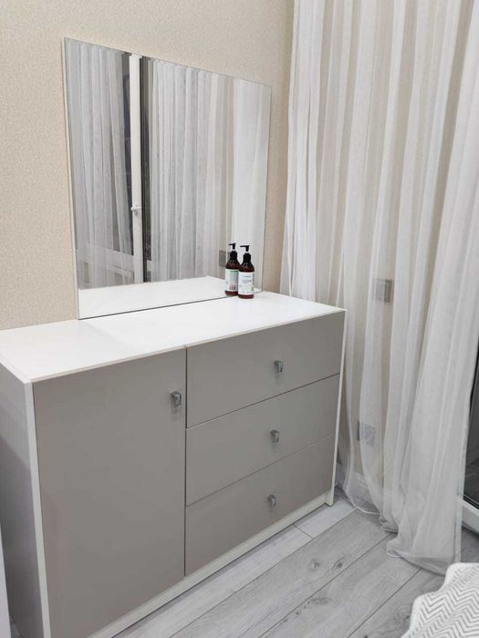 Комод с зеркалом