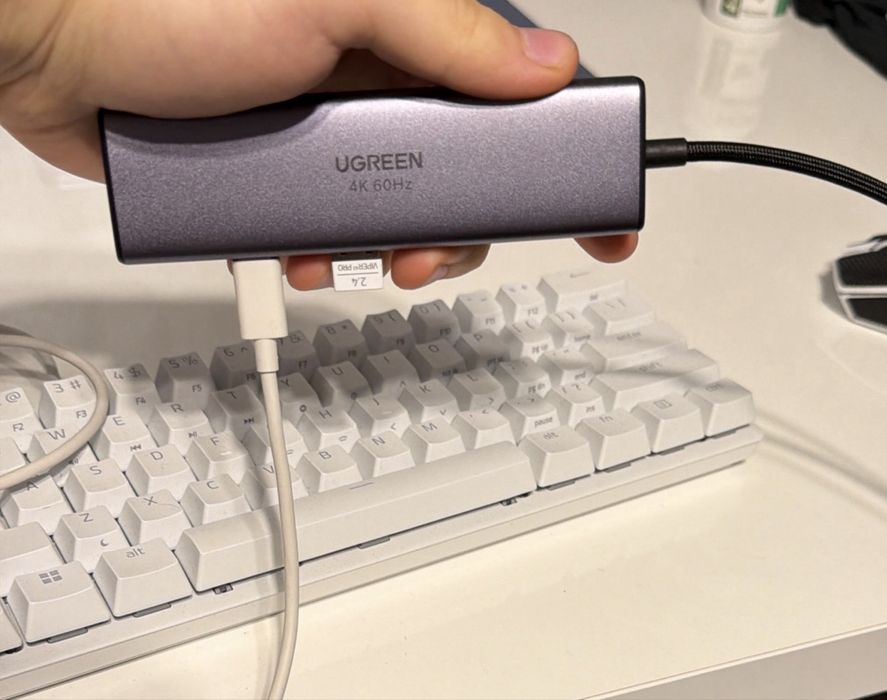 MacBook Air M4 + clablu USB C la display port și Hub cu multe porturi