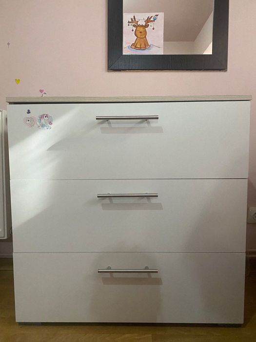 Vând comodă.         Dimensiuni: • Lungime: 80,5 cm • Înălțime: 80 cm • Lățime: 43,4 cm        Preț: 250 lei        Ridicare personală din Iași.