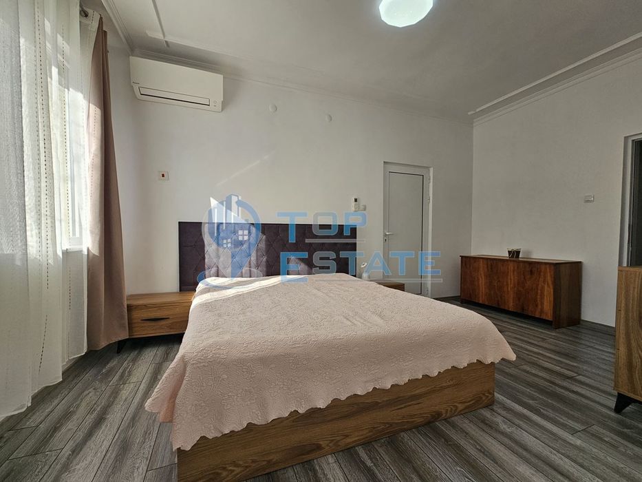 Триетажна обзаведена къща с два гаража в Горна Оряховица