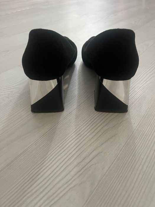 Дамски велурени обувки с нисък ток