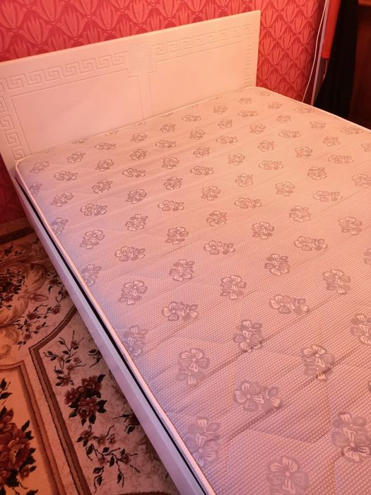 Двуспальная кровать с матрасом