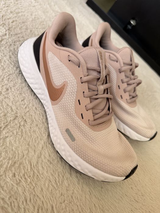 Nike Revolution