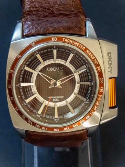 Продавам часовник DKNY