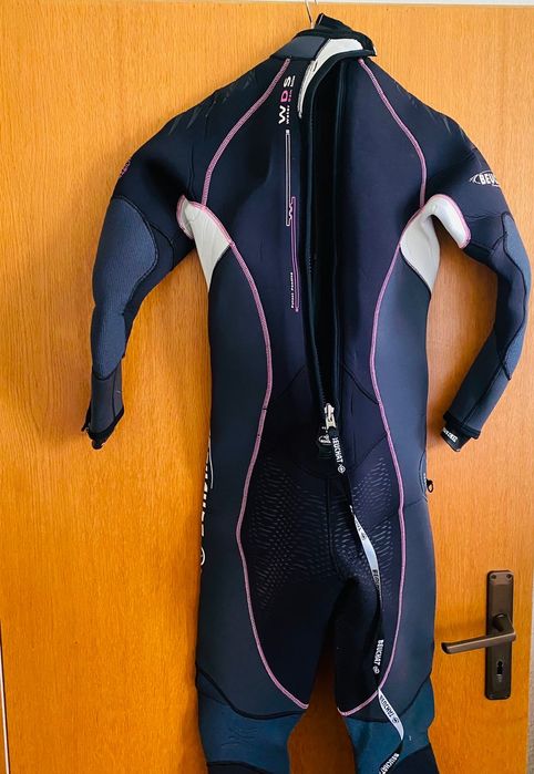 Продавам водолазен костюм