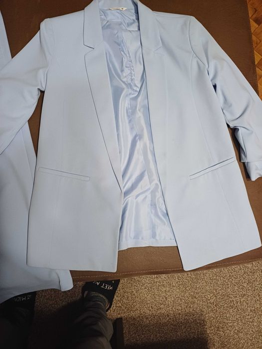 Спешно продавам  костюм, два пъти е носен. Отлично състояние.