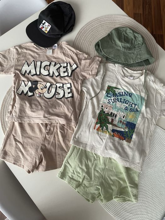 Set de haine de vară H&M pentru băieței de 1,5–2 ani (86–92 cm) — include tricouri, pantaloni scurți, o șapcă și o pălărie de soare.