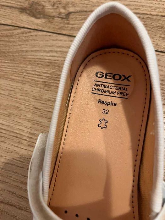 Детски официални бели обувки Geox (32). Лично предаване (гр. Варна)